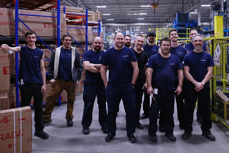 Équipe de Garaga fabriquant des portes de garage dans l’usine de St-Georges
