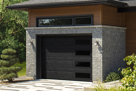 Maison moderne avec une porte de garage   de design Vog avec fenêtres Harmonie en verre Satiné noir