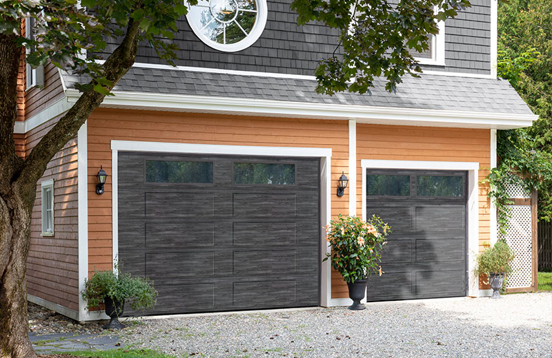 Porte de garage Vantage Shaker-Plat Long de 10' x 8' et 7' 6" x 7', Gris patiné Similibois avec des fenêtres Clair
