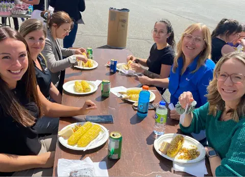 Des employées de l’équipe marketing Garaga St-Georges prennent le temps de rire et de jaser au cours du dîner annuel du retour des vacances.