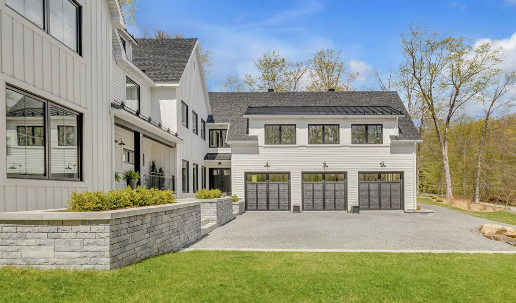 Princeton P-12, 11' x 9', portes et moulures Noir, fenêtres Panoramique avec verre Clair / Agencement : porte d'entrée Novatech, modèle Victoria