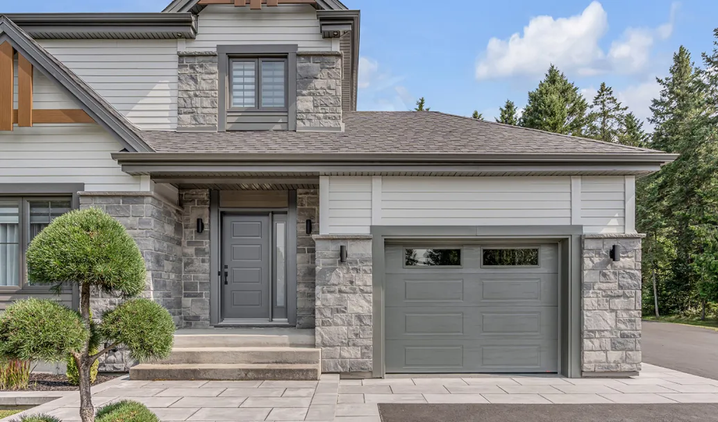 Standard+ Shaker‑Moderne XL, 10' x 7', Charbon, fenêtres Clair / Agencement : porte d'entrée Novatech, modèle Soho de la collection Shaker