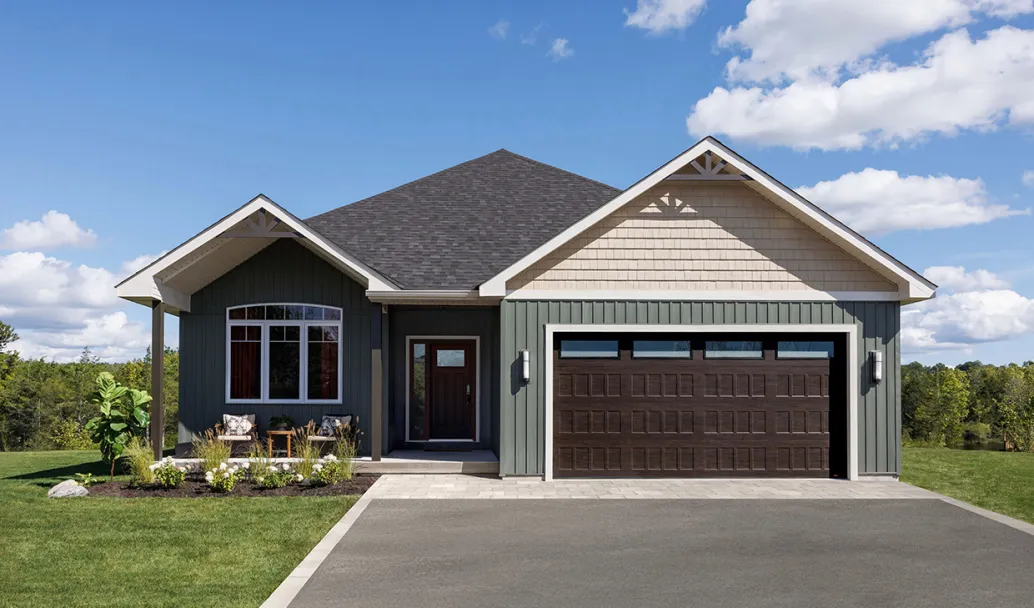 Standard+ Shaker-Plat XS, 16' x 8', Noyer foncé Faux bois, fenêtres Sablé blanc. Porte d'entrée Novatech, modèle Victoria.