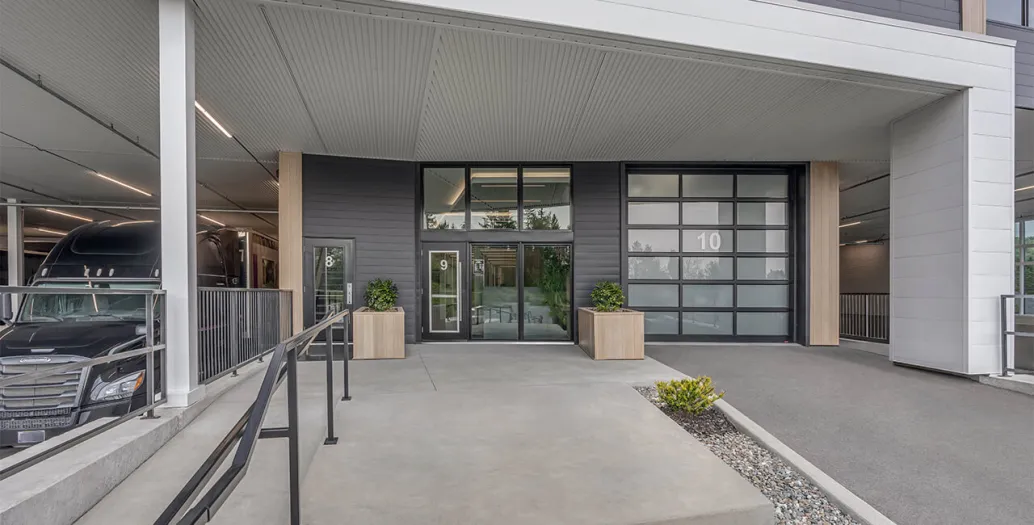 G-4400, 12' x 12', Profilé noir, Fenestration sablé blanc