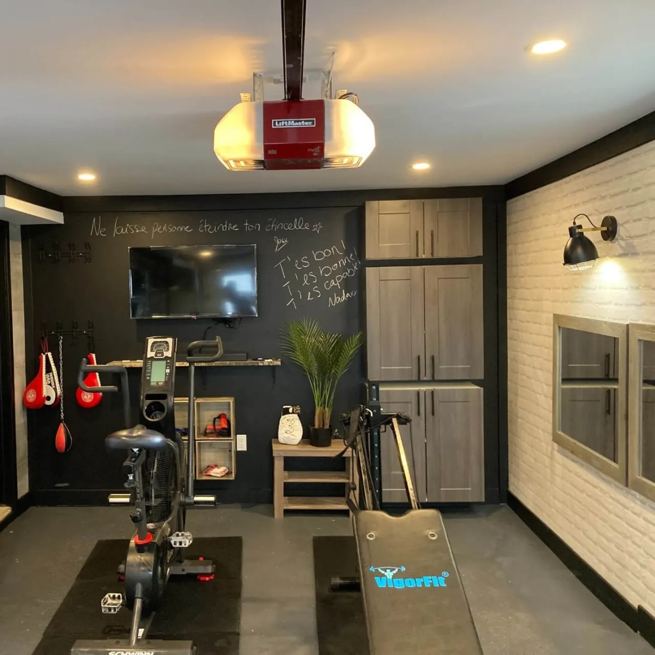 Le garage après ! Murs finis, encastrés, un tout nouvel ouvre-porte LiftMaster, Gregory a vraiment un beau gym!