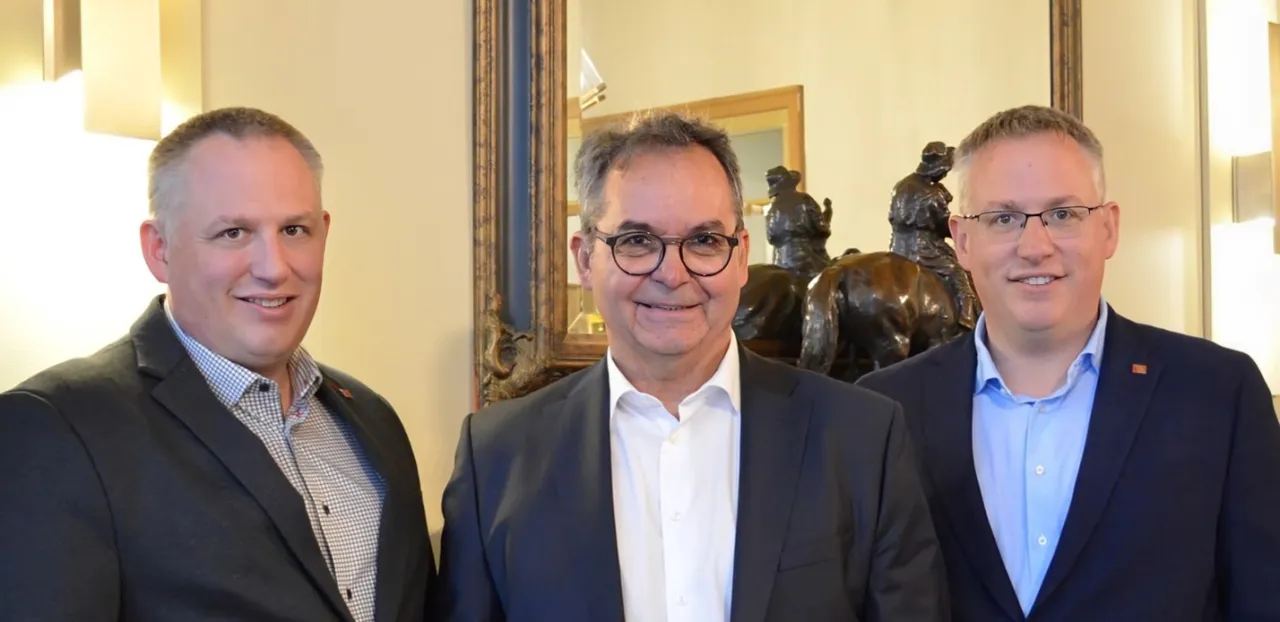 MMartin et Maxime Gendreau, coprésidents de Garaga et actionnaires majoritaires de Groupe Novatech, Harold Savard, président et actionnaire de Groupe Novatech