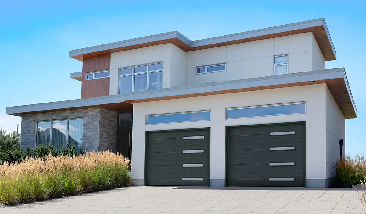 Maison moderne deux étages style Japandi, extérieur bois blond pâle, stucco blanc, brique gris pâle, grandes fenêtres rectangulaires horizontales, portes de garage simples, gris foncé, avec fenêtres étroites