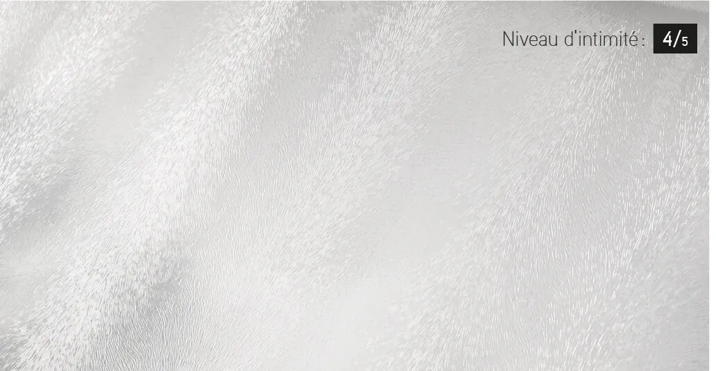 Avec sa texture courbée, le verre Chinchilla crée une surface chatoyante réfléchissant la lumière selon la perspective